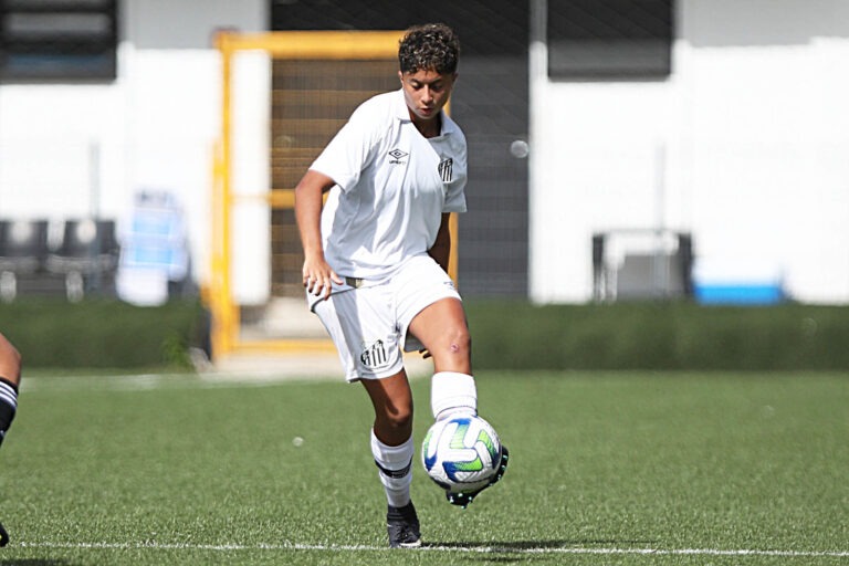 RAISSA CALHEIROS ASSINA SEU PRIMEIRO CONTRATO PROFISSIONAL COM AS SEREIAS DA VILA